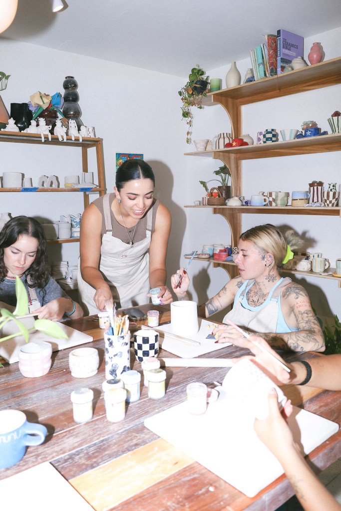 Manos trabajando cerámica en el taller